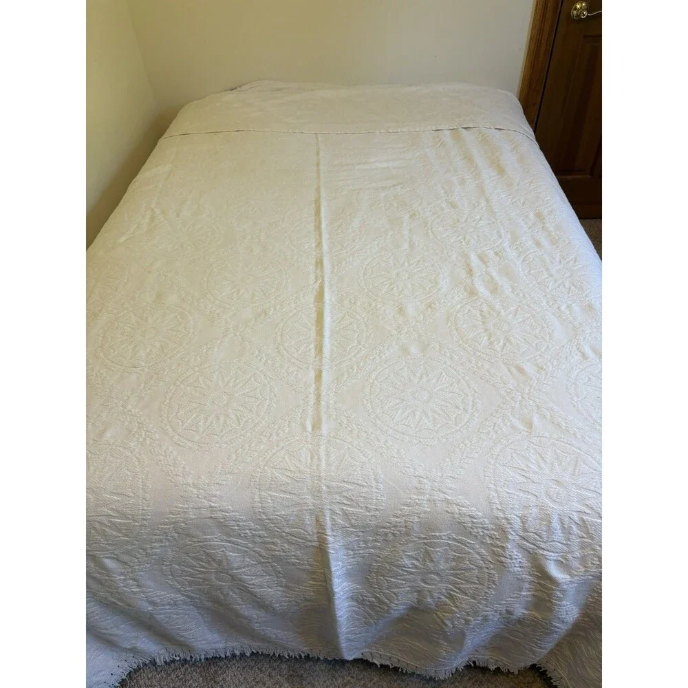 Vintage Crown Crafts Full Bedspread Off White Medallion Fringe Cotton 106” X 88”